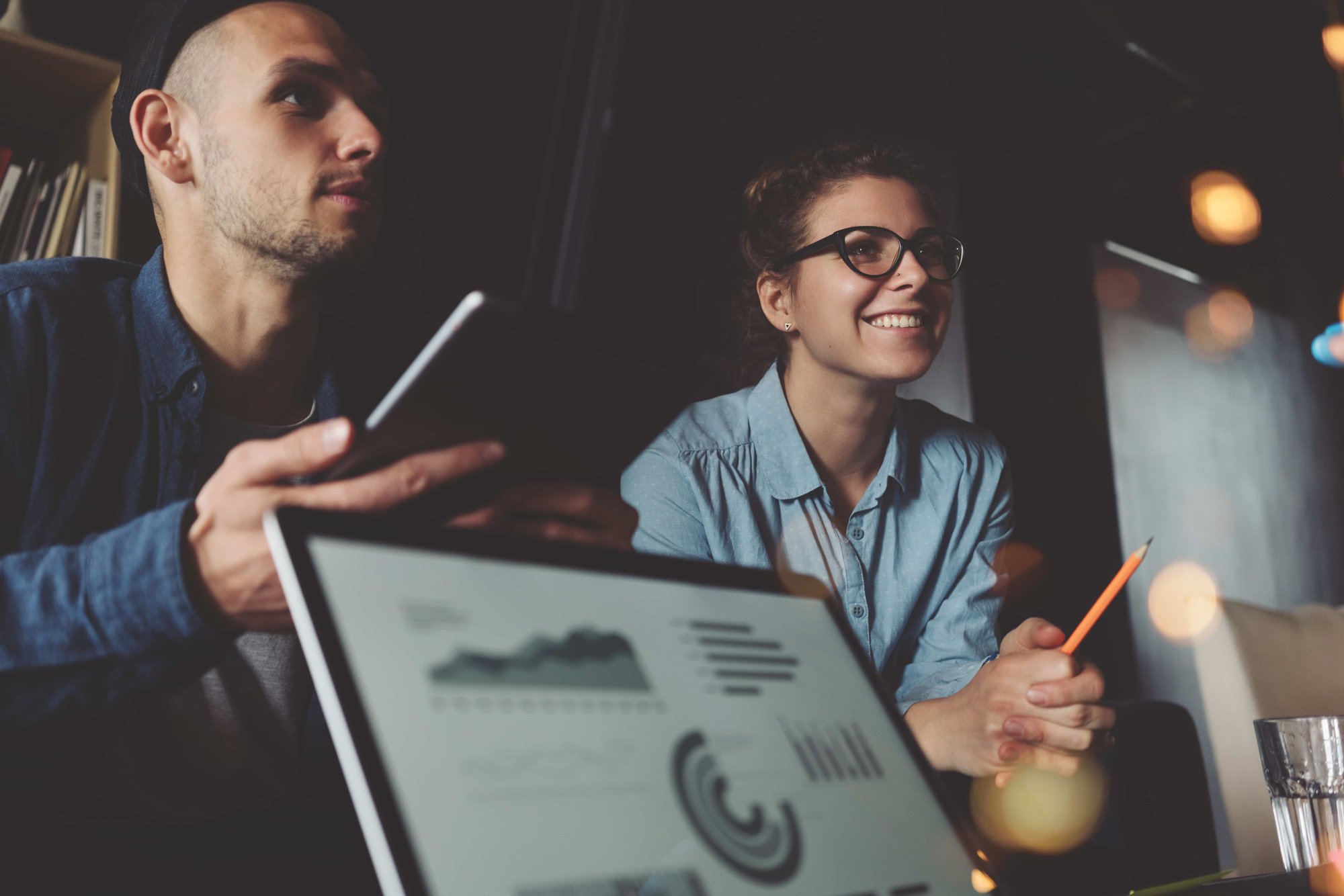 business team have meeting in office_158400787-min